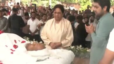 Photo of मायावती ने दिवंगत विधायक उमाशंकर सिंह को दी श्रद्धांजलि, कहा— परिवार की इच्छा पर बेटे को राजनीति में लाएंगे आगे