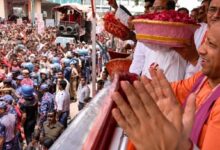 Photo of मेरठ में सीएम योगी ने कांवड़ियों पर की पुष्पवर्षा, ड्रोन को लेकर मचा हड़कंप
