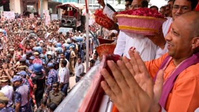 Photo of मेरठ में सीएम योगी ने कांवड़ियों पर की पुष्पवर्षा, ड्रोन को लेकर मचा हड़कंप
