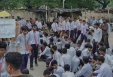 Photo of लखनऊ: सर्वोदय विद्यालय के छात्रों ने शिक्षकों की कमी को लेकर किया प्रदर्शन, यातायात बाधित