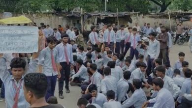 Photo of लखनऊ: सर्वोदय विद्यालय के छात्रों ने शिक्षकों की कमी को लेकर किया प्रदर्शन, यातायात बाधित