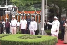 Photo of कांग्रेस कार्यक्रम में ‘वंदे मातरम्’ रुकवाने का आरोप: सोनिया-खरगे के जेस्चर से विवाद