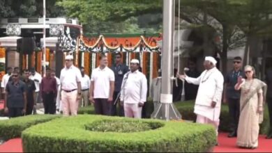 Photo of कांग्रेस कार्यक्रम में ‘वंदे मातरम्’ रुकवाने का आरोप: सोनिया-खरगे के जेस्चर से विवाद