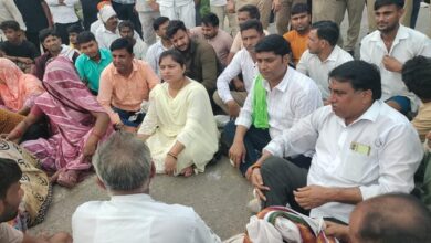 Photo of बुलंदशहर: हाईटेंशन लाइन की चपेट में आने से युवक की मौत, ग्रामीणों ने 5 घंटे तक जाम लगाया