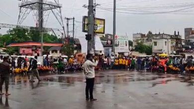 Photo of लखनऊ: जयप्रकाश नारायण स्कूल के छात्रों ने शिक्षकों की कमी को लेकर किया प्रदर्शन, सड़क जाम