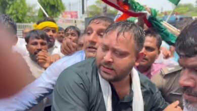 Photo of पटना में राजद के लोकभवन मार्च के दौरान तेजस्वी यादव हिरासत में, पुलिस ने किया वाटर कैनन का इस्तेमाल