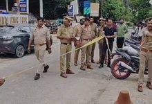 Photo of लखनऊ में बैंक कर्मी ने पत्नी और बहन की हत्या के बाद खुद को गोली मार ली