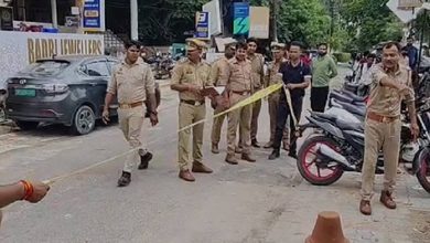 Photo of लखनऊ में बैंक कर्मी ने पत्नी और बहन की हत्या के बाद खुद को गोली मार ली
