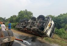 Photo of गोरखपुर: कालेसर-जगदीशपुर फोरलेन पर एथेनॉल टैंकर पलटा, बड़ा हादसा टला; आवागमन ठप