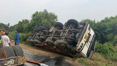 Photo of गोरखपुर: कालेसर-जगदीशपुर फोरलेन पर एथेनॉल टैंकर पलटा, बड़ा हादसा टला; आवागमन ठप