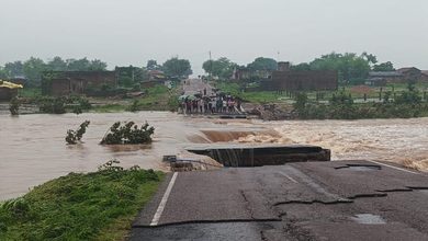 Photo of यूपी में बाढ़ का कहर: चित्रकूट में उफनाई मंदाकिनी, रेलवे ट्रैक धंसा, प्रयागराज में गंगा-यमुना खतरे के निशान पर; सीएम ने किया हवाई सर्वेक्षण