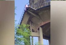 Photo of वाराणसी में पानी की टंकी पर चढ़ी 15 वर्षीय छात्रा को महिला दरोगा ने बचाया, वजह जान हो जाएंगे हैरान