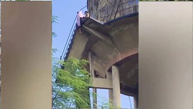 Photo of वाराणसी में पानी की टंकी पर चढ़ी 15 वर्षीय छात्रा को महिला दरोगा ने बचाया, वजह जान हो जाएंगे हैरान