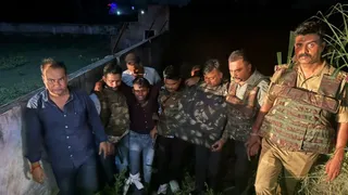 Photo of कुशीनगर में 50 हजार का इनामी बदमाश पुलिस हिरासत से भागा, मुठभेड़ के बाद दोबारा गिरफ्तार