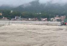 Photo of उत्तराखंड : भारी बारिश के बीच ऋषिकेश में गंगा नदी का जलस्तर बढ़ा