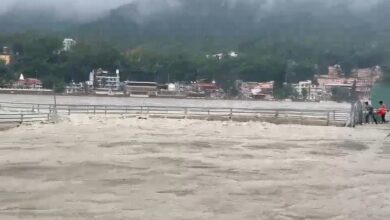 Photo of उत्तराखंड : भारी बारिश के बीच ऋषिकेश में गंगा नदी का जलस्तर बढ़ा