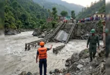Photo of चमोली में बेली पुल के बह जाने के बाद एनडीआरएफ और एसडीआरएफ की टीमें घटनास्थल पर पहुंचीं