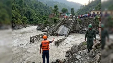 Photo of चमोली में बेली पुल के बह जाने के बाद एनडीआरएफ और एसडीआरएफ की टीमें घटनास्थल पर पहुंचीं