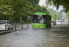 Photo of भारी बारिश से दिल्ली की सड़कें जलमग्न , कनॉट प्लेस से एम्स तक जलभराव