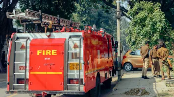 Photo of ग्रेटर नोएडा में एक इलेक्ट्रॉनिक्स फैक्ट्री में आग लगने से दो दमकल कर्मियों की मौत