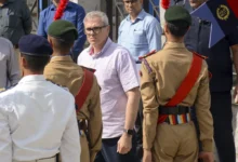Photo of उमर अब्दुल्ला ने कुलगाम आतंकी हमले में मारे गए दो श्रमिकों के परिजनों को 10-10 लाख रुपये देने की घोषणा की