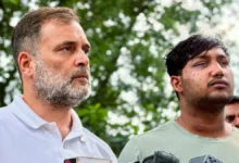 Photo of राहुल गांधी छात्र विरोध प्रदर्शन में पैलेट गन से घायल हुए छात्र के साथ पुलिस स्टेशन पहुंचे
