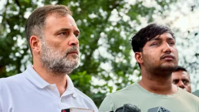 Photo of राहुल गांधी छात्र विरोध प्रदर्शन में पैलेट गन से घायल हुए छात्र के साथ पुलिस स्टेशन पहुंचे