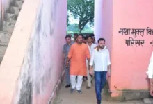 Photo of अलीगढ़ में शिक्षा व्यवस्था की खुली पोल: दीवार फांदकर स्कूल में घुसे राज्यमंत्री, बदहाली देख मांगा 10 साल का हिसाब