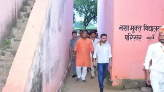 Photo of अलीगढ़ में शिक्षा व्यवस्था की खुली पोल: दीवार फांदकर स्कूल में घुसे राज्यमंत्री, बदहाली देख मांगा 10 साल का हिसाब