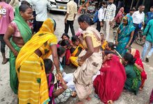 Photo of वाराणसी में दर्दनाक हादसा: स्कूल जा रही छात्रा को डंपर ने कुचला, मौत के बाद आक्रोशित परिजनों का चक्काजाम