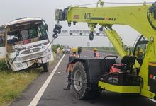 Photo of हरदोई में भीषण सड़क हादसा: गंगा एक्सप्रेसवे पर चालक को झपकी आने से पलटी बस, 8 यात्री गंभीर रूप से घायल