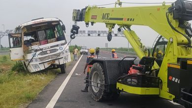 Photo of हरदोई में भीषण सड़क हादसा: गंगा एक्सप्रेसवे पर चालक को झपकी आने से पलटी बस, 8 यात्री गंभीर रूप से घायल