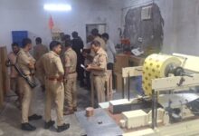 Photo of मेरठ में नामी ब्रांड्स के नाम पर नकली सिगरेट बनाने वाली अवैध फैक्ट्री का भंडाफोड़, मुख्य सरगना फरार