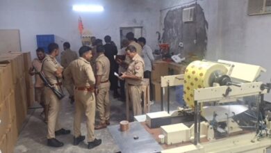 Photo of मेरठ में नामी ब्रांड्स के नाम पर नकली सिगरेट बनाने वाली अवैध फैक्ट्री का भंडाफोड़, मुख्य सरगना फरार