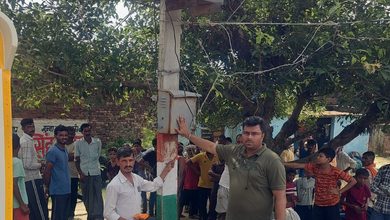 Photo of शाहजहांपुर: बिजली के खंभे के सपोर्टिंग तार में उतरे करंट से 8 वर्षीय मासूम की मौत, बेबस परिवार पर टूटा दुखों का पहाड़