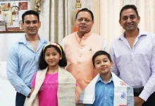 Photo of उत्तराखंड के नन्हे पर्वतारोहियों ने रचा इतिहास: किलिमंजारो फतह करने वाले प्रिशा और रियांश से मिले सीएम धामी, दी बधाई