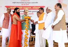 Photo of हरिद्वार: सीएम धामी ने किया पतंजलि आयुर्वेद गुरुकुलम का उद्घाटन, रामदेव ने जांच के लिए भेंट किया घी