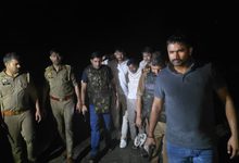Photo of उरई पुलिस को मिली बड़ी कामयाबी: देवपुरा माता मंदिर में चोरी करने वाले तीन शातिर बदमाश मुठभेड़ में गिरफ्तार, एक के पैर में लगी गोली