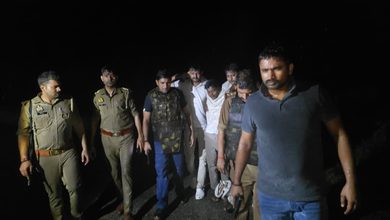 Photo of उरई पुलिस को मिली बड़ी कामयाबी: देवपुरा माता मंदिर में चोरी करने वाले तीन शातिर बदमाश मुठभेड़ में गिरफ्तार, एक के पैर में लगी गोली