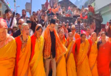 Photo of उत्तराखंड के मुख्यमंत्री धामी बद्रीनाथ यात्रा के दौरान महिलाओं के साथ पारंपरिक चाचानी नृत्य में शामिल हुए