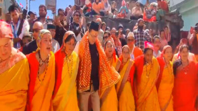 Photo of उत्तराखंड के मुख्यमंत्री धामी बद्रीनाथ यात्रा के दौरान महिलाओं के साथ पारंपरिक चाचानी नृत्य में शामिल हुए