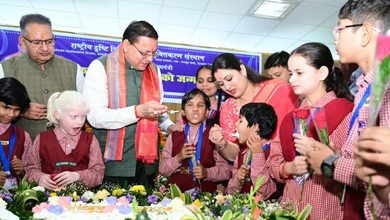Photo of उत्तराखंड: सीएम पुष्कर सिंह धामी ने दृष्टि दिव्यांग बच्चों के बीच मनाया अपना जन्मदिन, मासूमों का स्नेह देख छलक उठीं आंखें