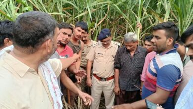 Photo of बिजनौर में गुलदार का खौफनाक आतंक: घर के बाहर से महिला को घसीट ले गया, गन्ने के खेत में मिला क्षत-विक्षत शव; ग्रामीणों का प्रदर्शन