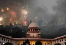 Photo of दिल्ली में प्रदूषण के बीच सुप्रीम कोर्ट ने पटाखों पर बीच का रास्ता निकालने की कोशिश की