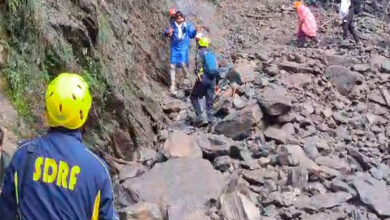 Photo of उत्तराखंड: रुद्रप्रयाग में भूस्खलन के कारण केदारनाथ मार्ग अवरुद्ध होने के कारण 6,500 से अधिक तीर्थयात्रियों को निकाला गया