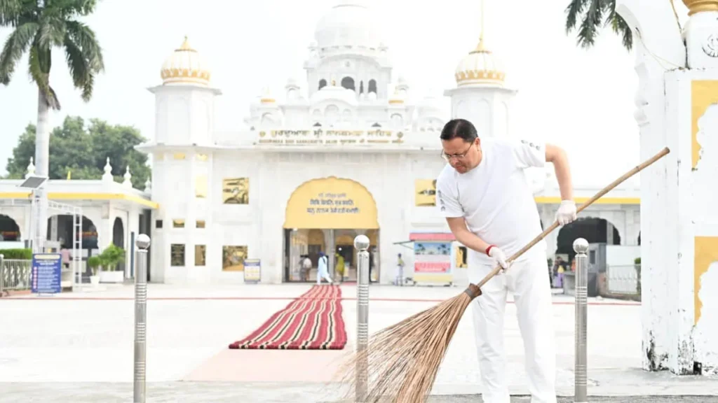 Photo of नानकमत्ता साहिब में सीएम धामी ने की सेवा: झाड़ू लगाकर दिया स्वच्छता का बड़ा संदेश, कहा- इसे जीवनशैली बनाएं