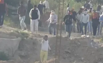 Photo of मथुरा में दबंगों का दुस्साहस: 20 लाख की रंगदारी न मिलने पर बाउंड्री निर्माण स्थल पर दिनदहाड़े अंधाधुंध फायरिंग