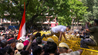 Photo of गिरफ्तारियों के बीच राहुल और प्रियंका के मार्च के दौरान हाई-वोल्टेज ड्रामा