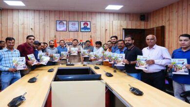 Photo of सीएम पुष्कर सिंह धामी ने किया उत्तराखंड प्रेस क्लब की स्मारिका ‘गुलदस्ता’ का विमोचन, मीडिया को बताया लोकतंत्र का अहम स्तंभ