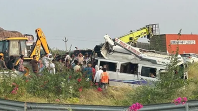 Photo of कोटा: दिल्ली-मुंबई एक्सप्रेसवे पर अनियंत्रित होकर 15 फीट गहरे नाले में गिरी श्रद्धालुओं से भरी बस, 8 की मौत और 17 घायल